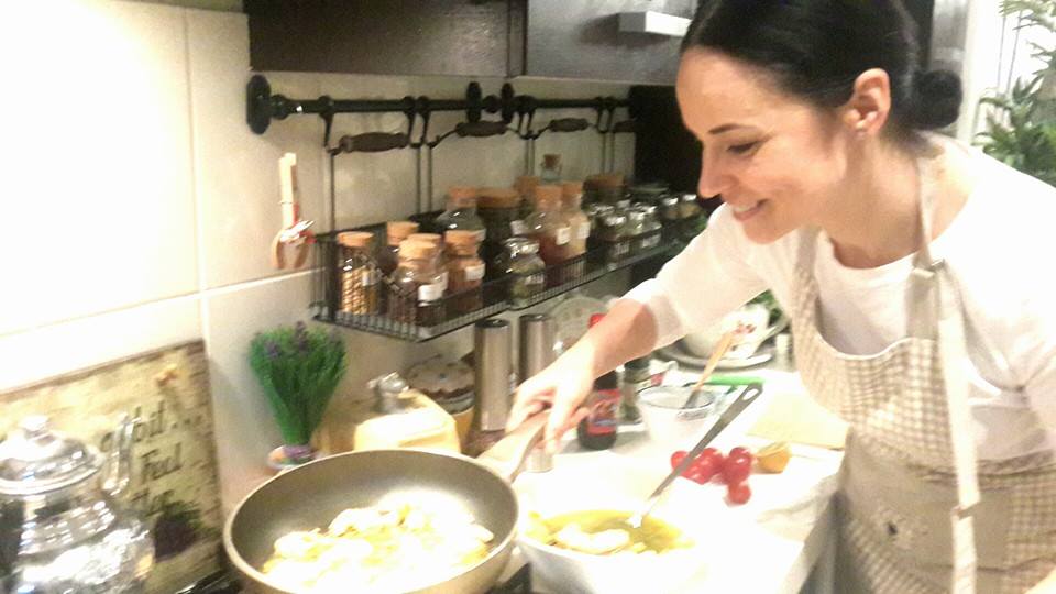 Andreea Marin se simte foarte bine in bucatarie, asa ca de cate ori are ocazia ii rasfata familia cu bunatati