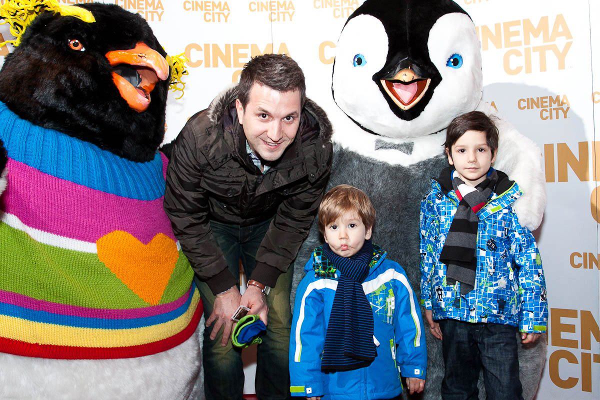 Andi Moisescu, alaturi de baietii lui, David (7 ani) si Luca (5 ani)