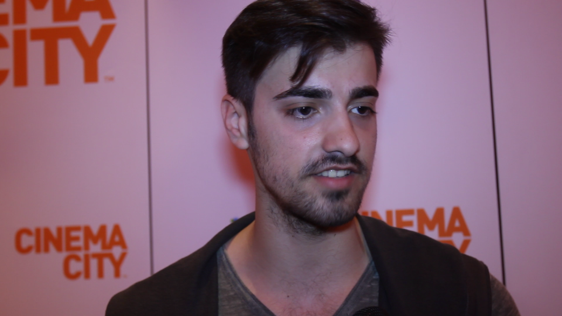 Liviu se simte foarte bine in postura de idolul tinerilor