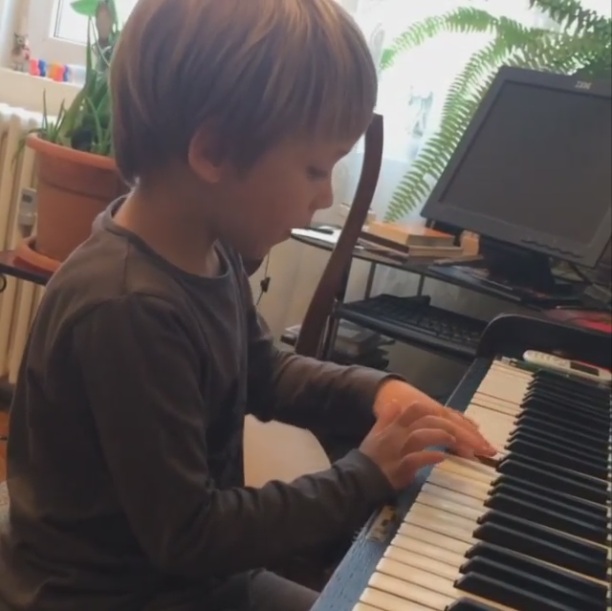 Corina l-a indrumat pe fiul ei si catre partea artistica