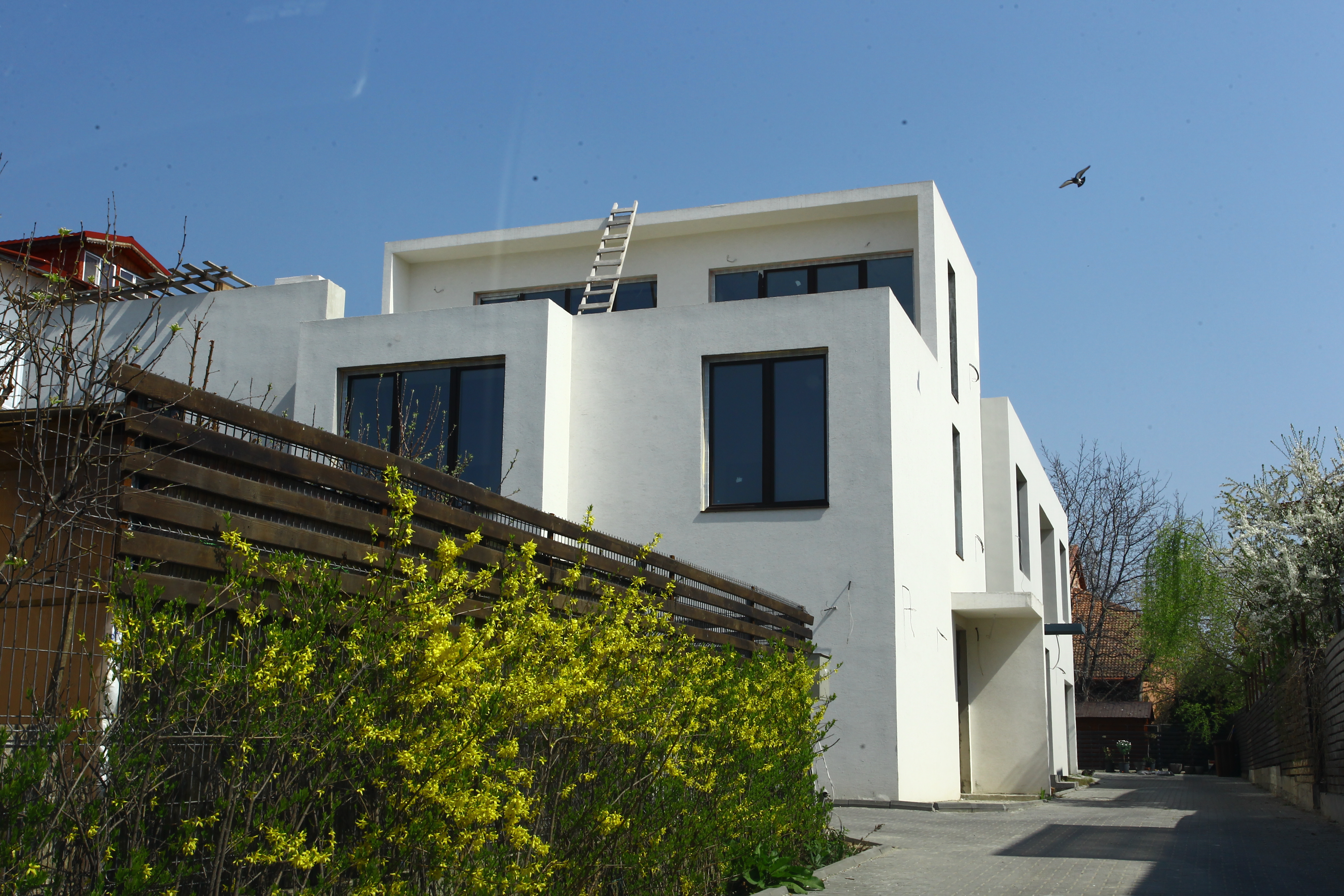 Pe dinafara casa este gata, insa in interior mai sunt multe de facut