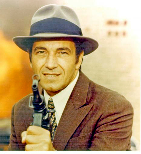 Maestrul Nicolaescu obisnuia sa si joace in filmele sale. Aici in rolul comisarului Moldovan