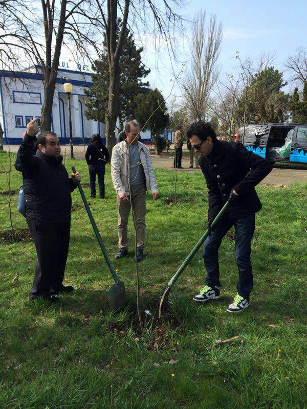 Keo s-a lovit cu sapa peste picior