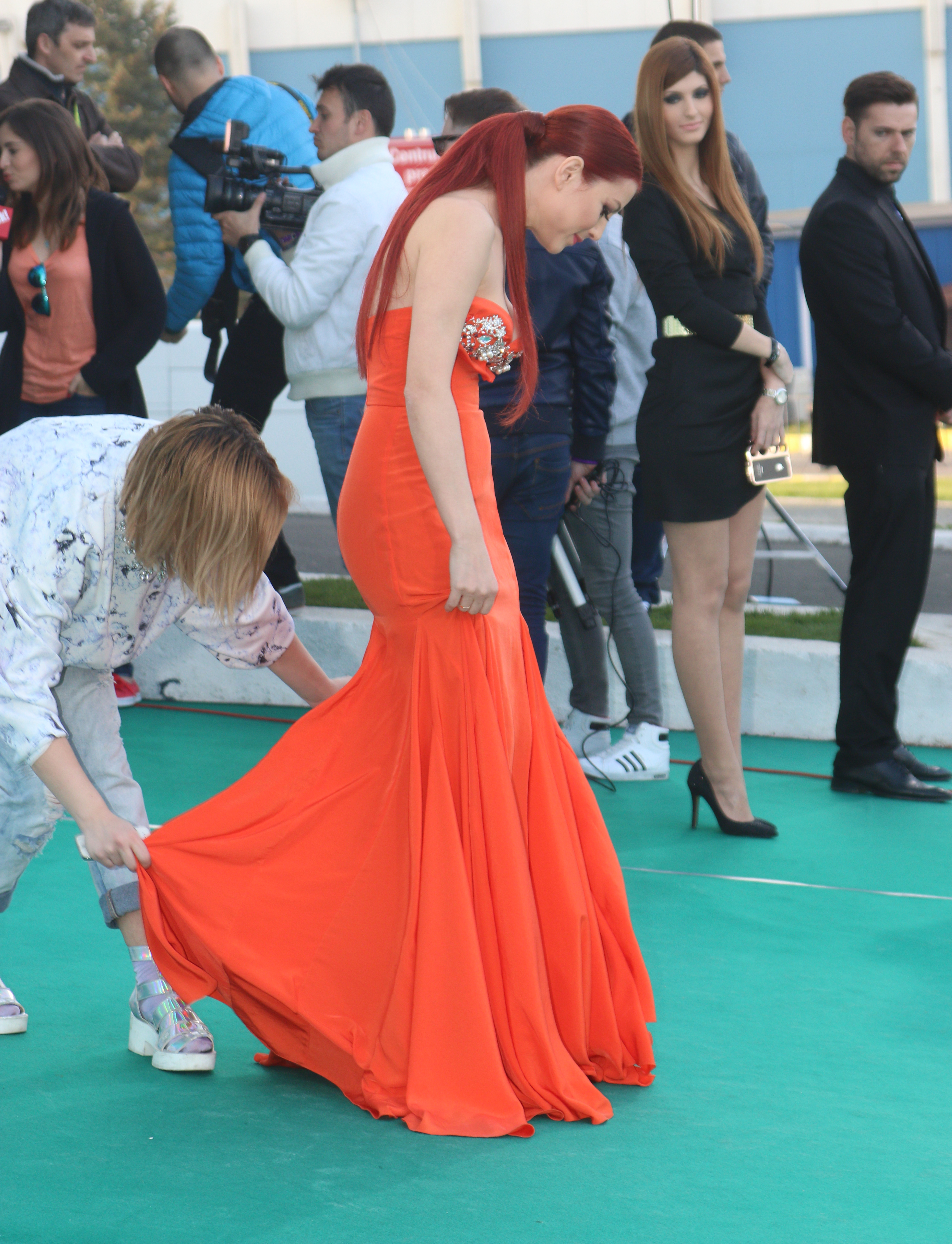 Elena Gheorghe a avut nevoie de ajutor pentru a reusi sa mearga pe covorul verde