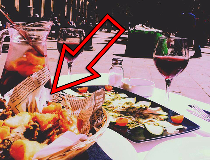 Fanii au observat ca mancarea Adelinei a fost servita pe ziar, lucru nesanatos si neigienic