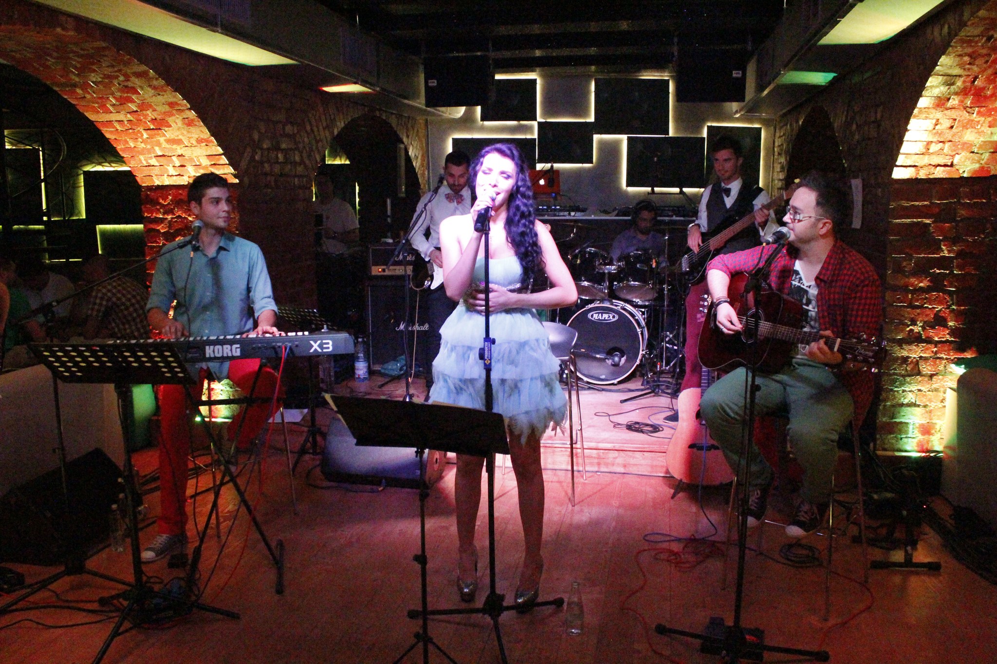 Sorana a inceput sa cante live in diverse cluburi din Capitala