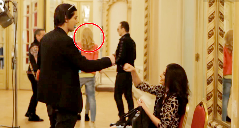 Octavia apre doar... cu spatele in noul clip Directia 5