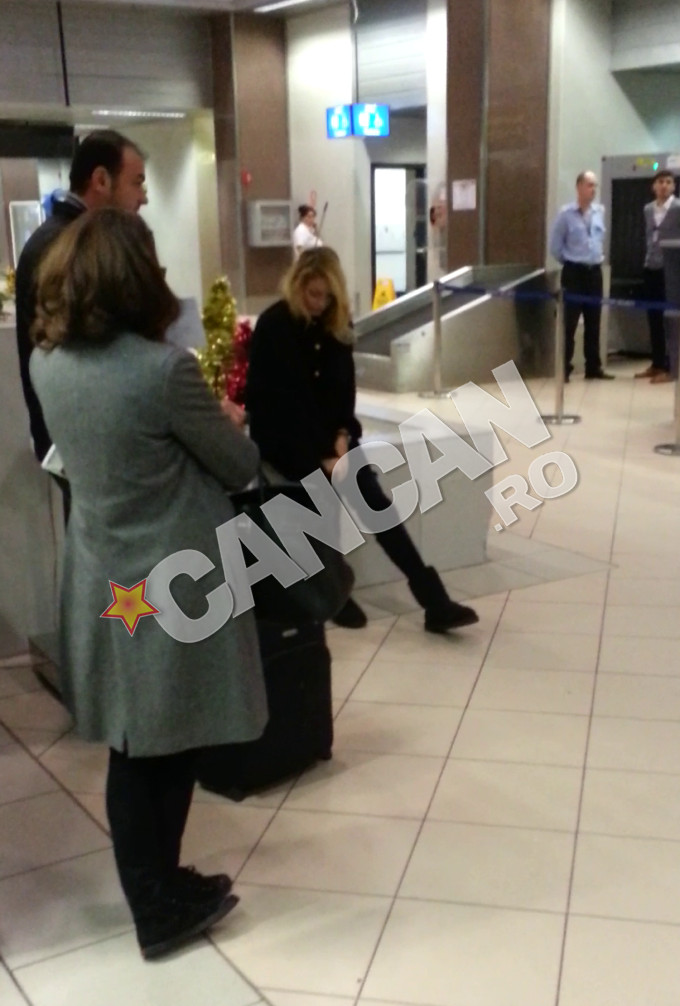 In decembrie, paparazzii CANCAN.ro au surprins-o pe Valentina Pelinel la aeroport, fara Cristi Boureanu. Manechinul schiopata, iar la un moment dat, din cauza durerilor, a simtit nevoia sa se aseze
