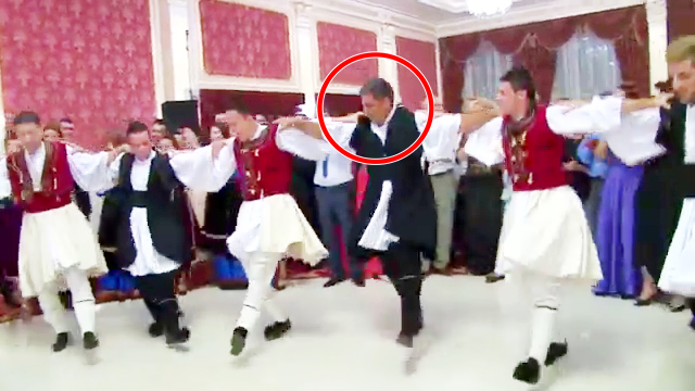 Toader nu danseaza cap, ci il lasa pe finul sau