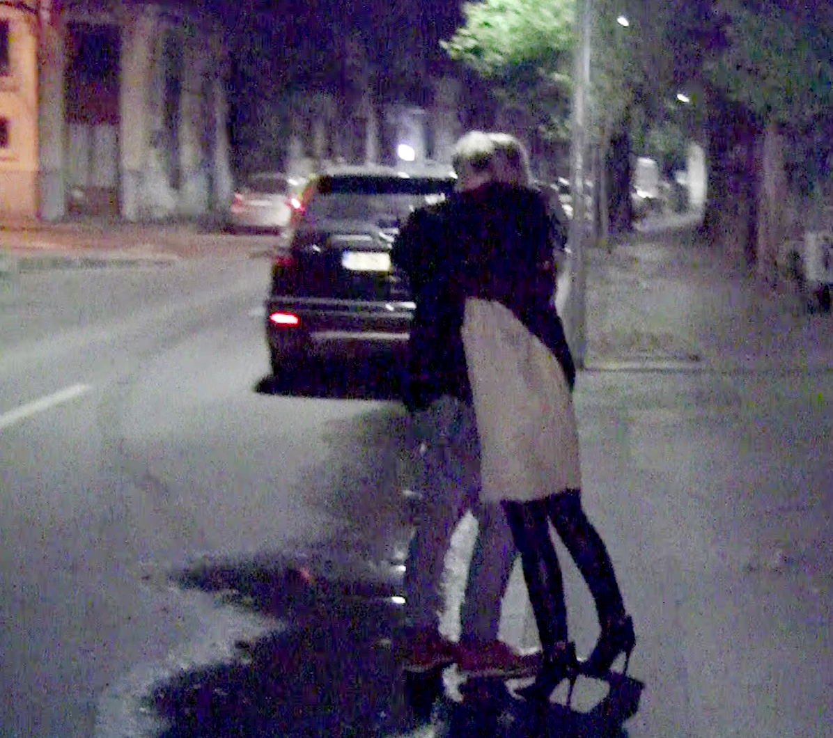 Desi poate parea o imbratisare, Oana nu face decat sa-si mentina echilibrul, sprijinindu-se de sotul ei