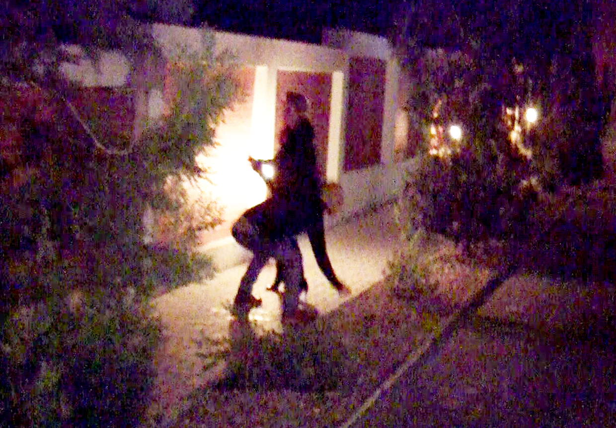 Sotul blondei se apleaca, ia niste pietre si le arunca apoi dupa reporterii CANCAN.ro