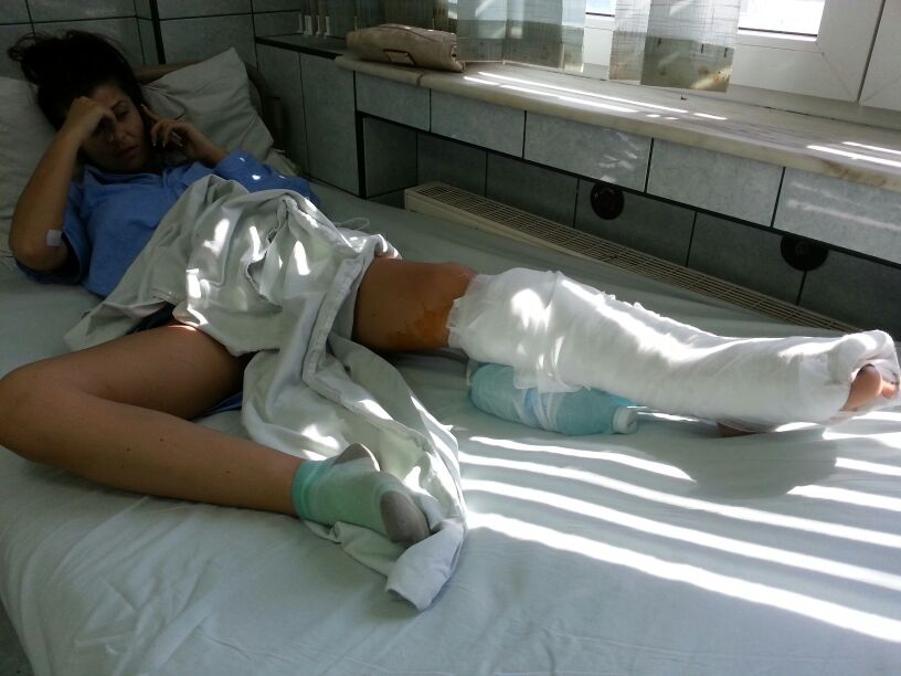 Raluca a ramas cu sechele dupa ce a fost muscata de caine