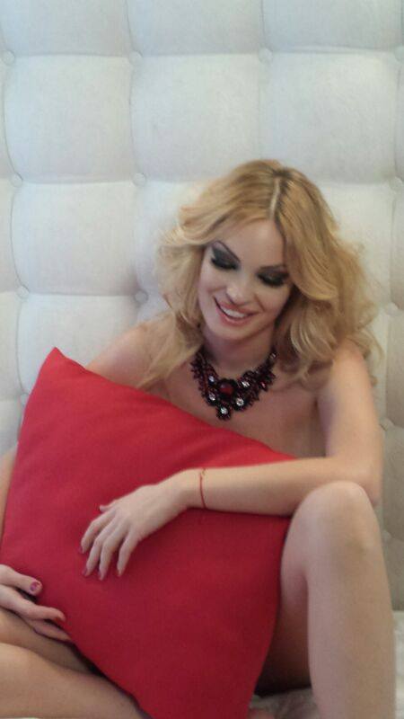 Valentina nu sta degeaba peste Ocean. De curand, a realizat o sedinta foto foarte sexy foto: Facebook