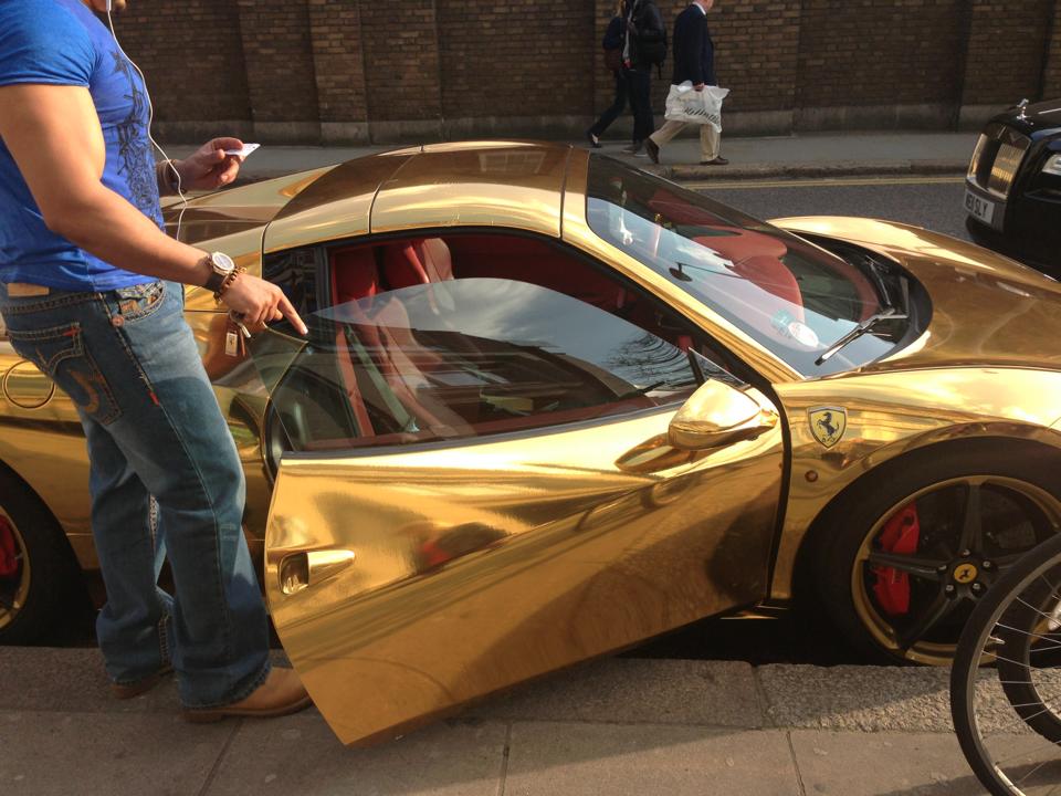 Riyadh al-Azzawi deschide portiera masinii