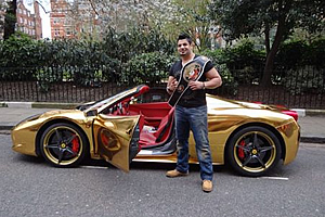 Sportivul este mandru de masina sa (foto:.fightmag.net)