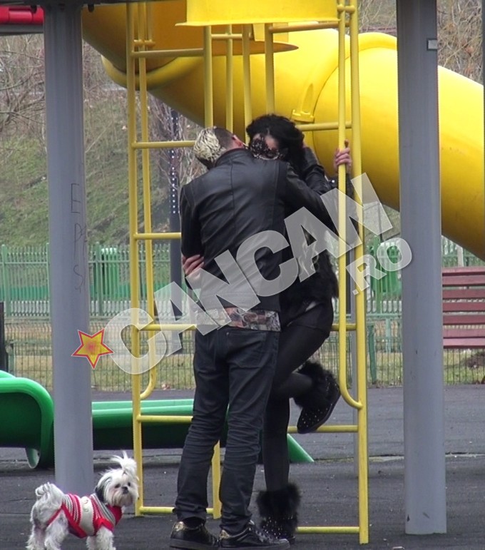 In urma cu o luna, Muneca se saruta in parc cu Matteo