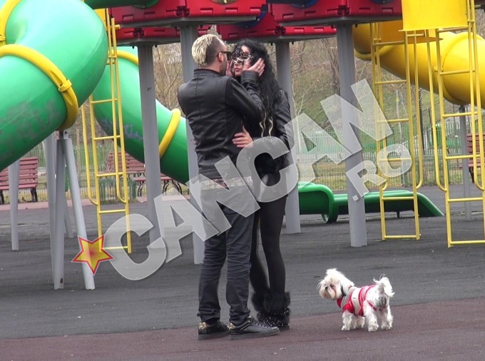 Nu demult, Muneca si Matteo erau surprinsi in parc, in ipostaze foarte apropiate