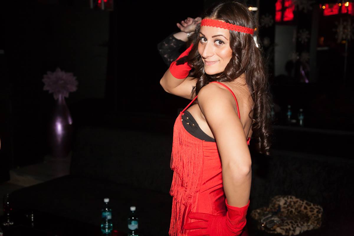 Roxana danseaza samba alaturi de o trupa de dans profesionista