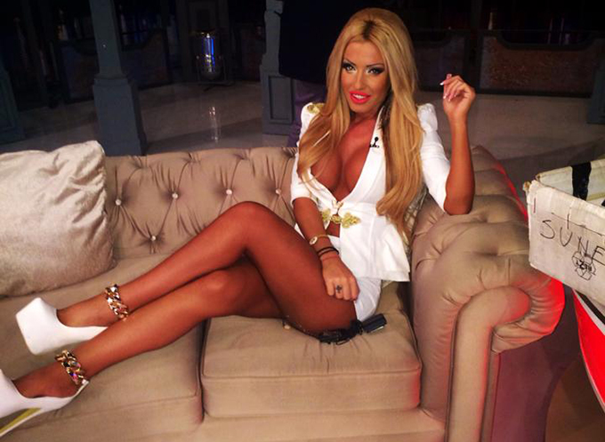 Loredana pozeaza din ce in ce mai provocator