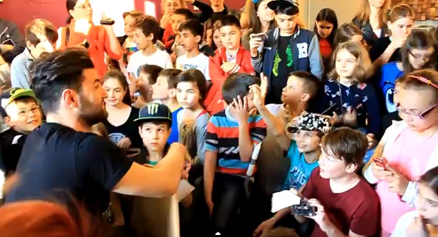 Smiley a discutat cu copiii de la Scoata nr. 146