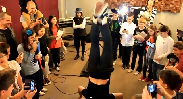 Cantaretul le-a cerut copiilor sa stea in cap, apoi le-a facut chiar el o demonstratie