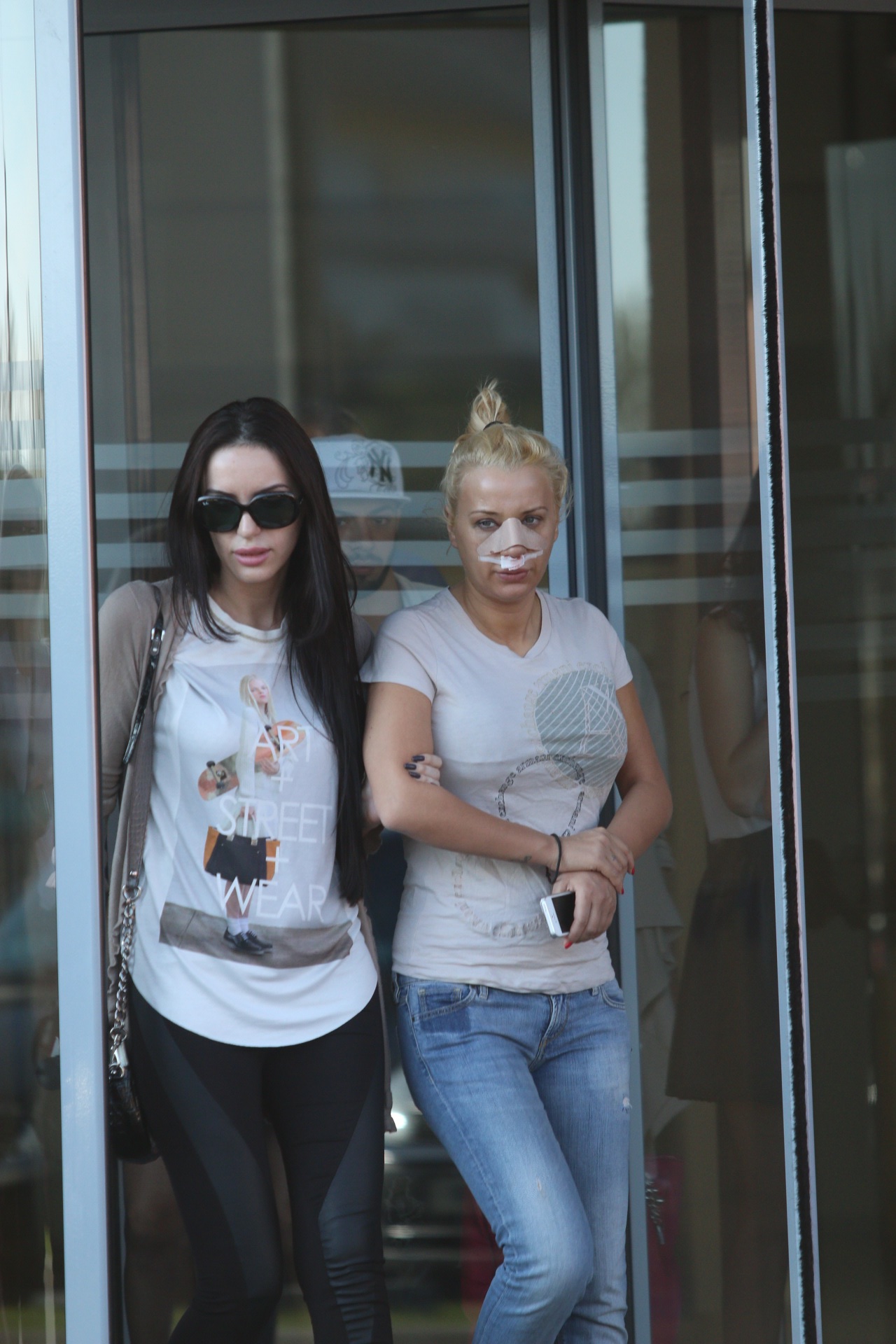 Blonda este vizibil ametita si slabita