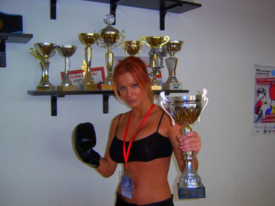 Pentru ca s-a dovedit o eleva sarguincioasa, dar si a avut si rezultate bune, antrenorul a recompensat-o cu o cupa