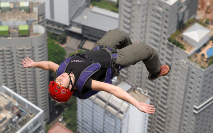 Base jumping-ul este unul dintre cele mai periculoase sporturi extreme din lume