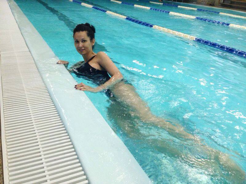 Nicoleta Luciu si-a inceput ziua inotand intr-o piscina