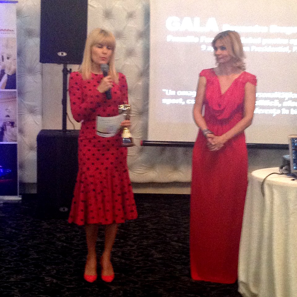 Elena Udrea a imbracat o rochie rosie cu buline dintr-o colectie actuala a unui celebru brand international