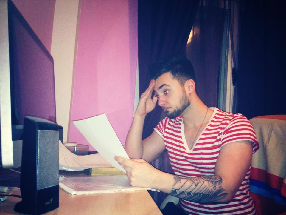 Artistul s-a pus cu burta pe carte