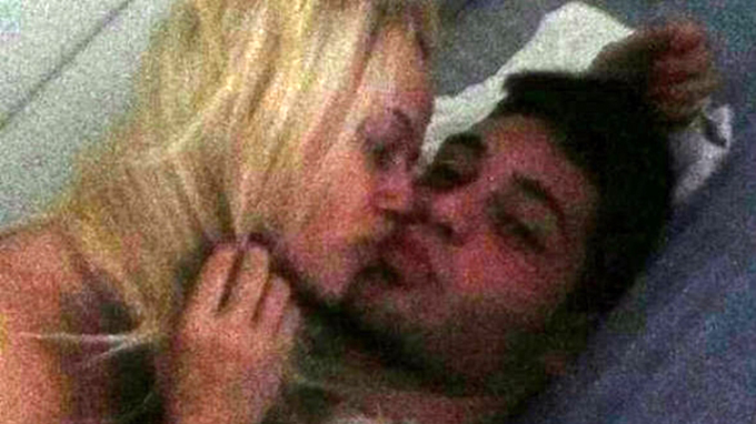 Din fericire pentru Catalin, Anda Adam il iubeste si agramat