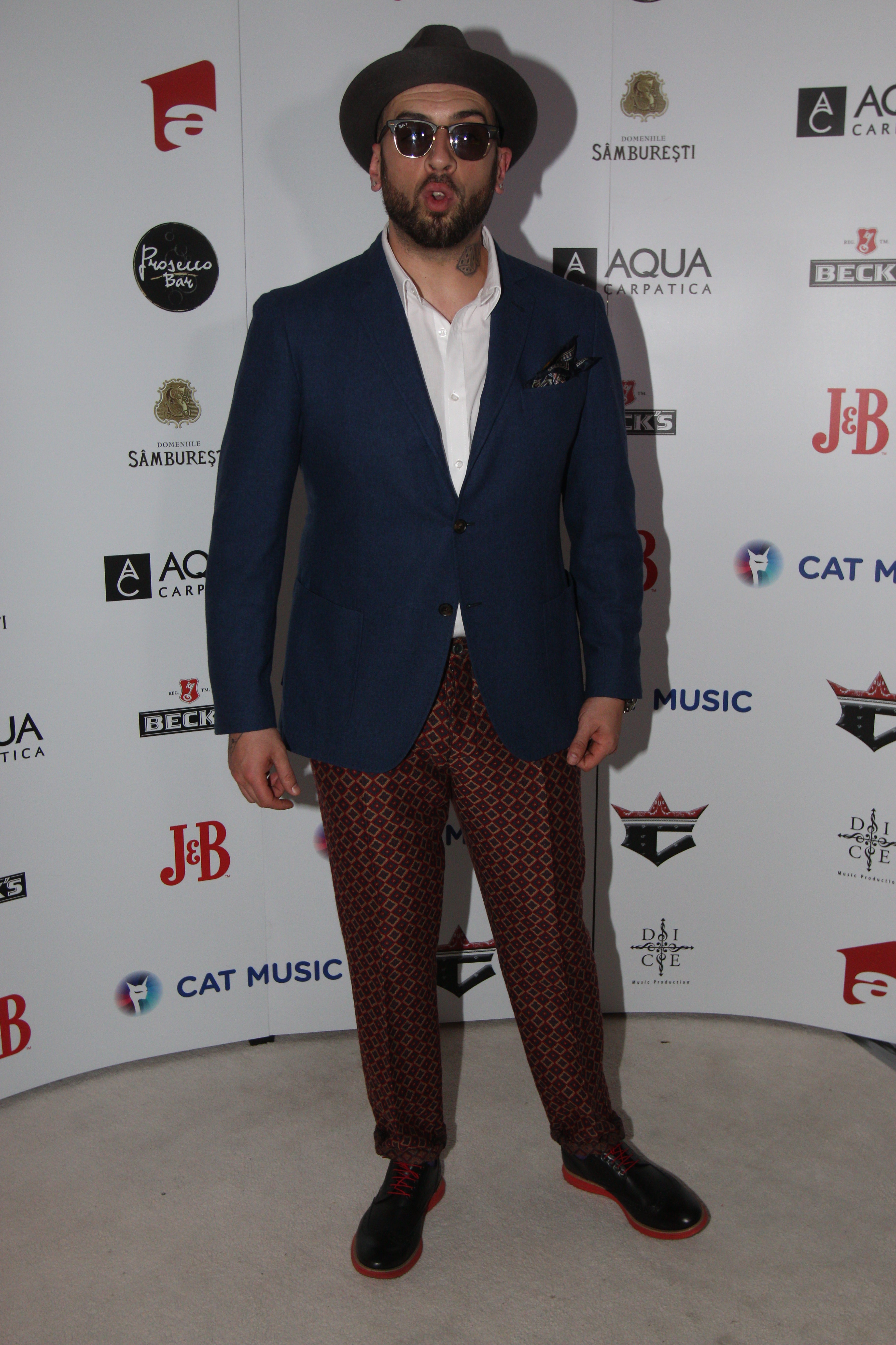 Cantaretul si-a schimbat complet stilul vestimentar