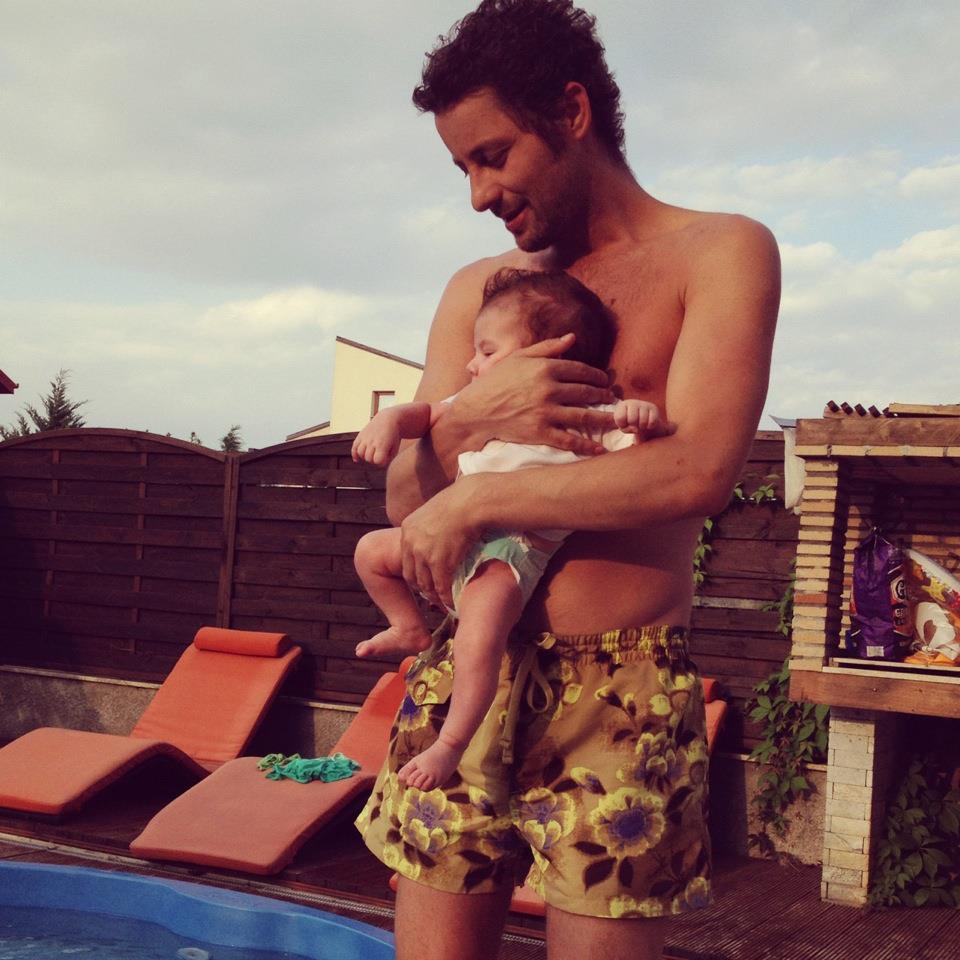 Adi este din cale afara de fericit atunci cand petrece timp cu Noah, baietelul lui si al Ancai sursa: arhiva personala