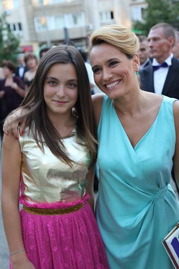 Andreea si fiica ei sufera din cauza plecarii familiei de care erau atat de apropiate