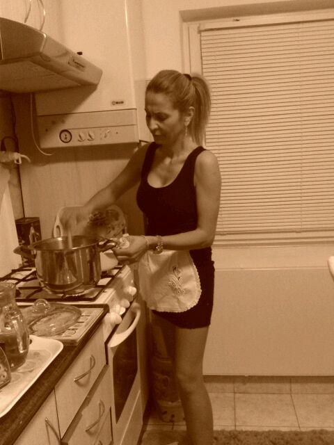 Felicia gateste imbracata foarte sexy