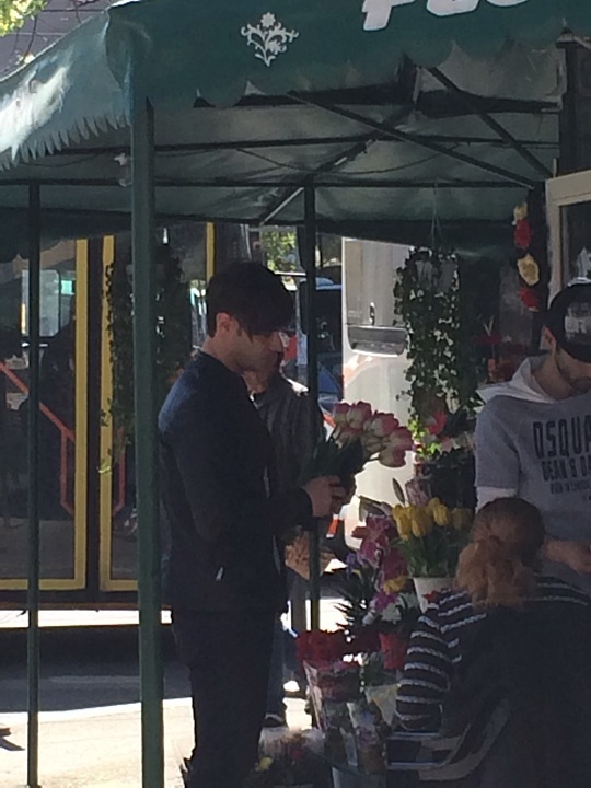 Tanarul se opreste la o florarie