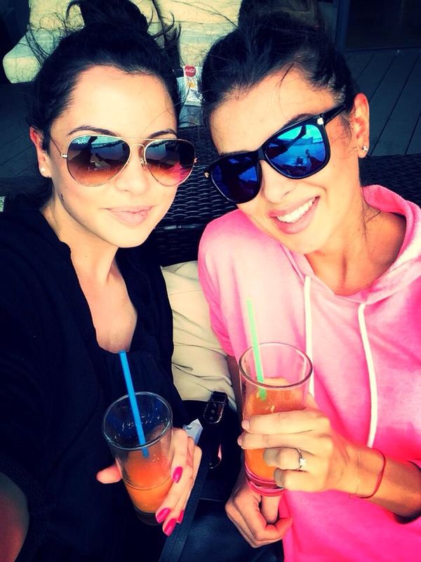 Laura Teodoru a facut publica o fotografie in care a aratat, ostentativ, un inel ce pare a fi de logodna