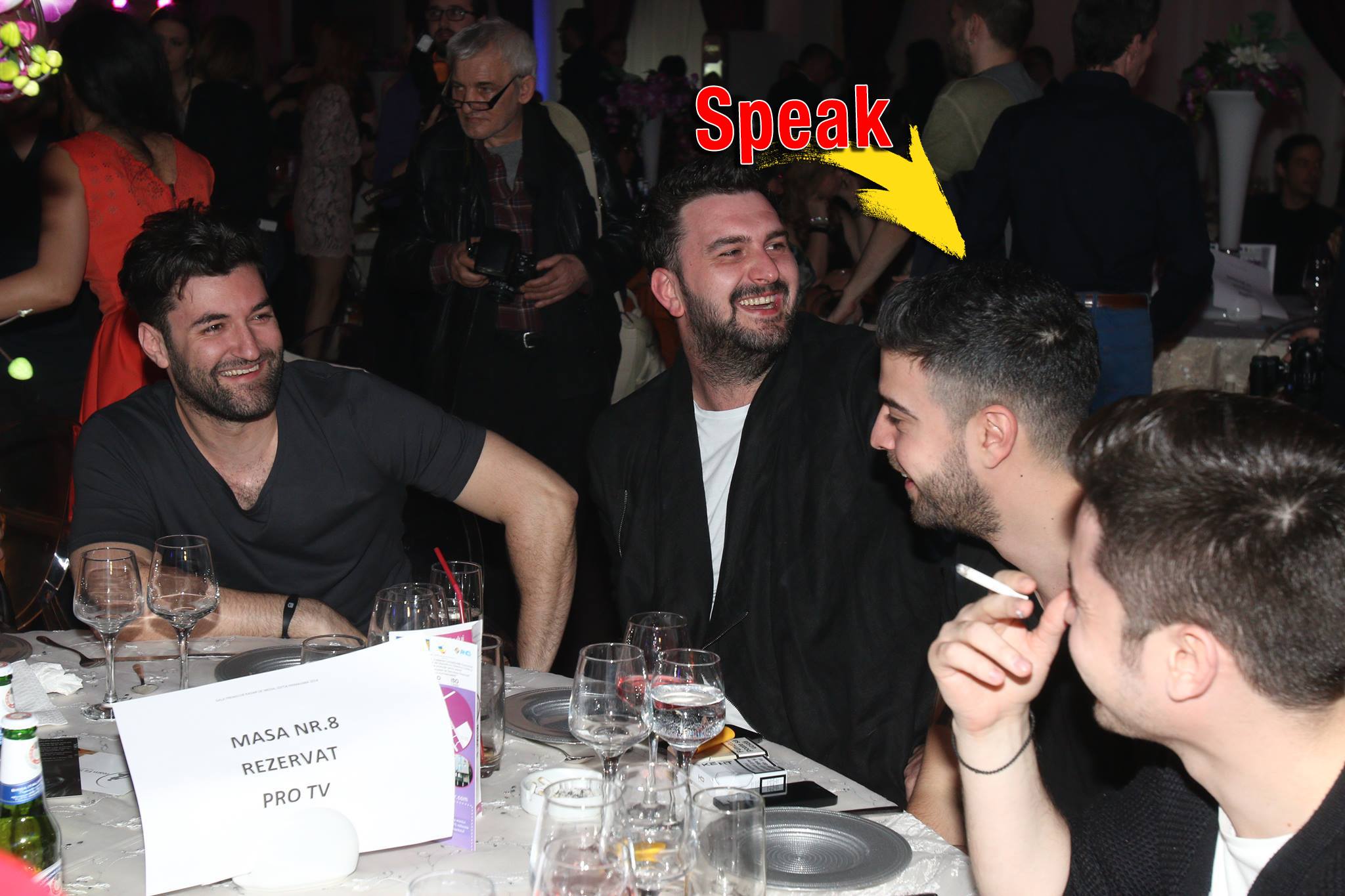 Smiley si colegii lui Speak au inceput sa rada atunci cand au vazut-o pe Adelina trecand