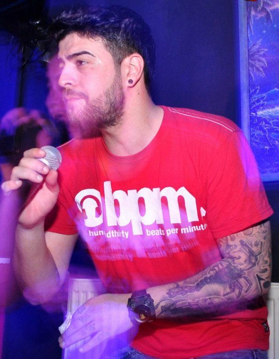 Speak are bratul stang acoperit de tatuaje