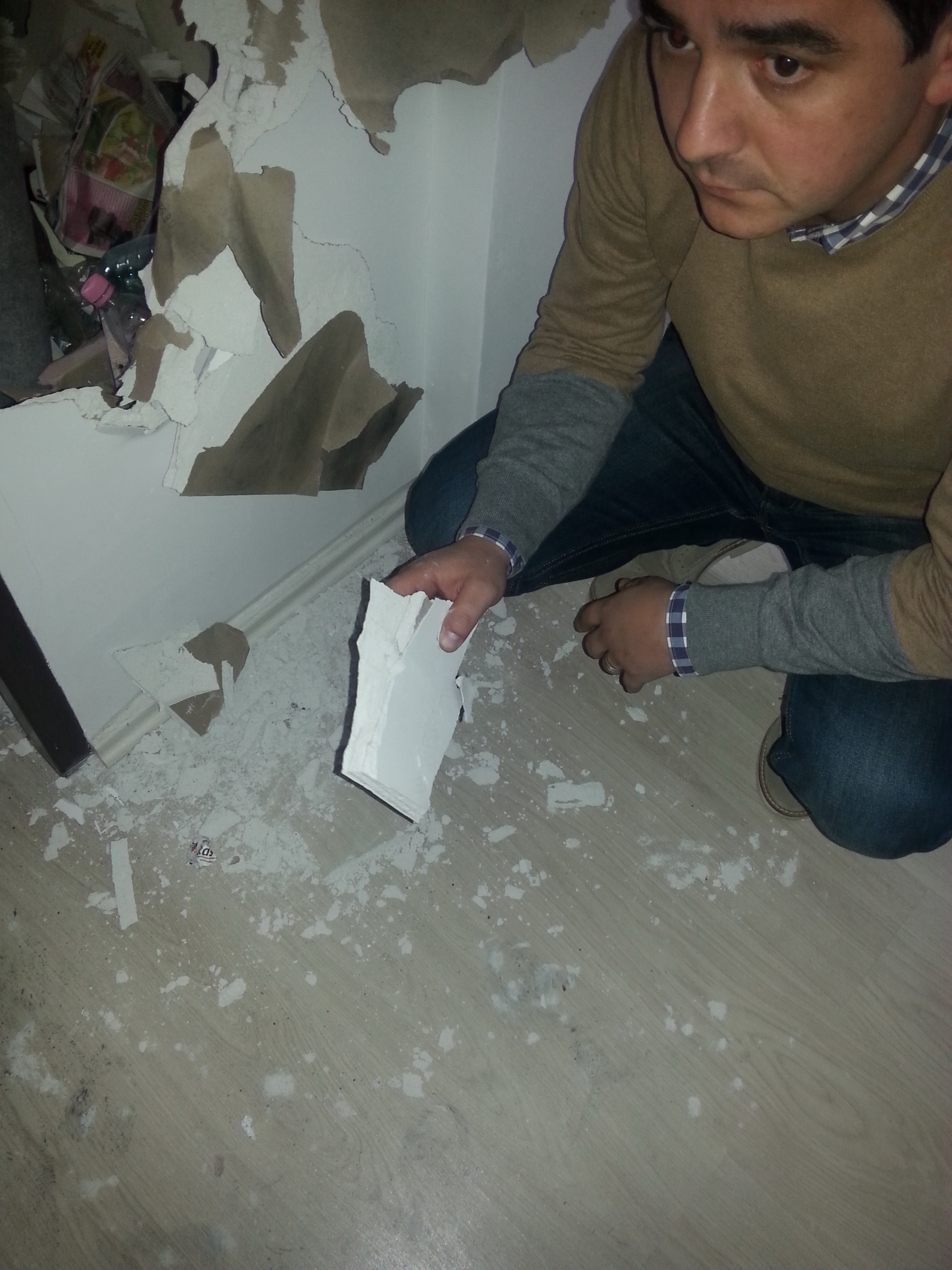 Barbatul este foarte suparat caci hotii au furat obiecte care aveau caracter emotional