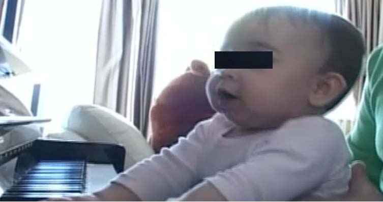 Fetitei lui Marcel Pavel ii place sa cante la pian