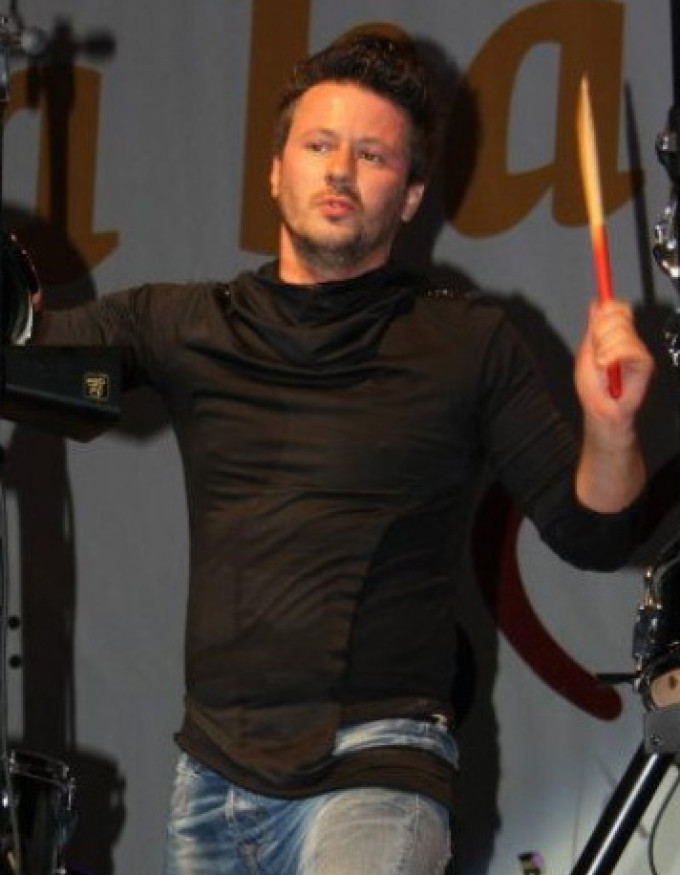 Actualul senator Ciprian Rojojan, alias Cici, pe vremea cand canta in formatia Sistem