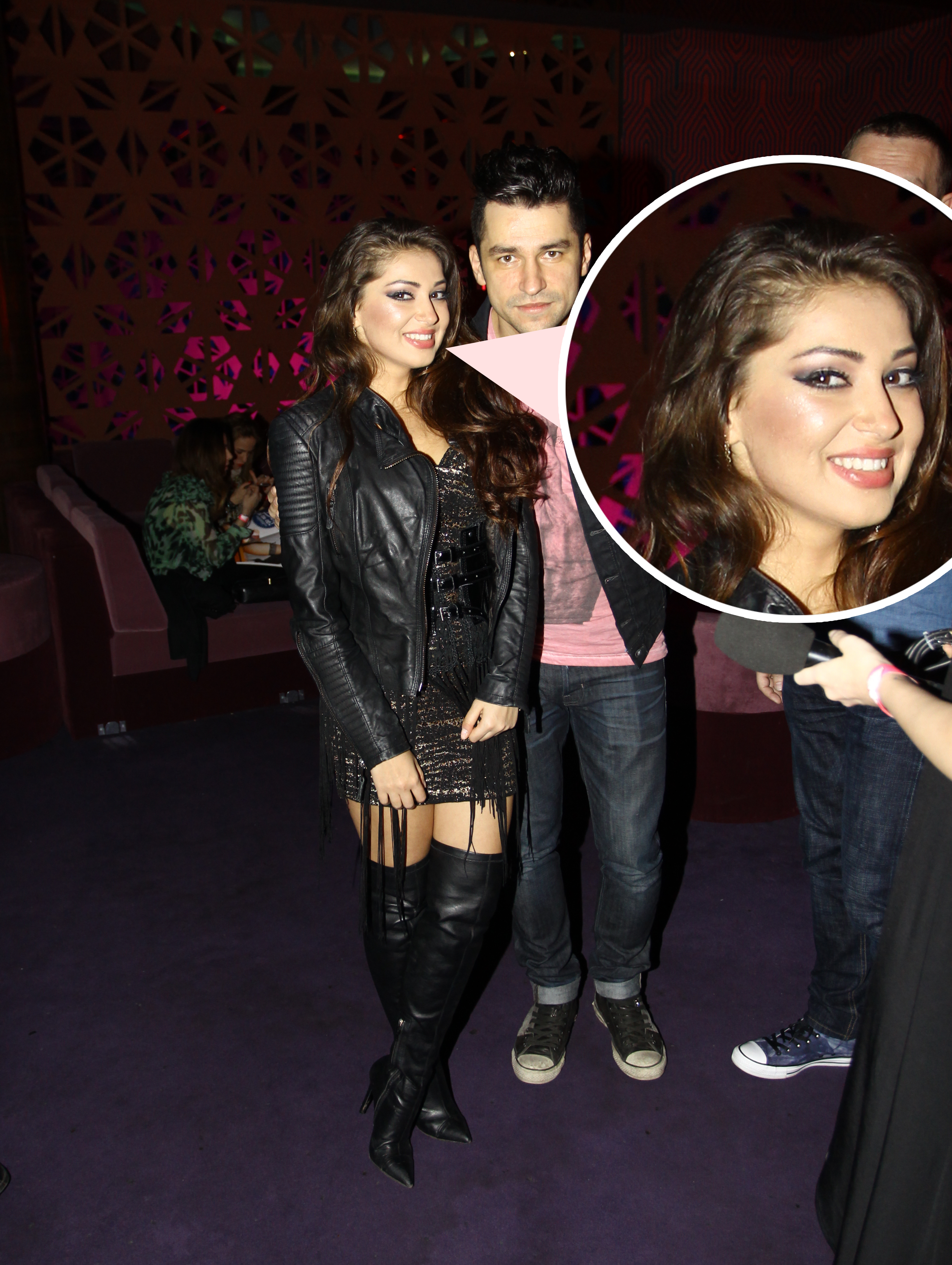 Elena isi acopera tenul cu ajutorul machiajului strident