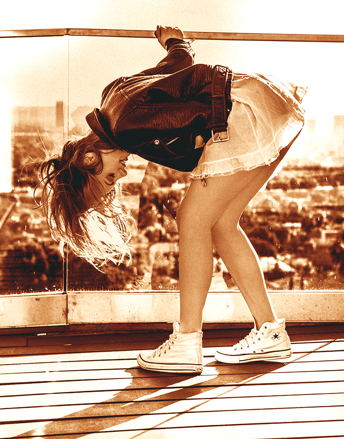 Alexandra, fotografiata in timp ce dansa pe balcon