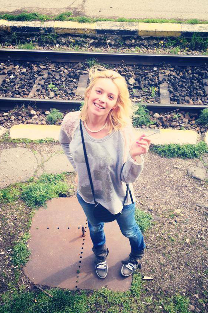 Diana s-a fotografiat in timp ce fuma o tigara in gara, insa fanii au criticat-o pentru acest viciu nesanatos