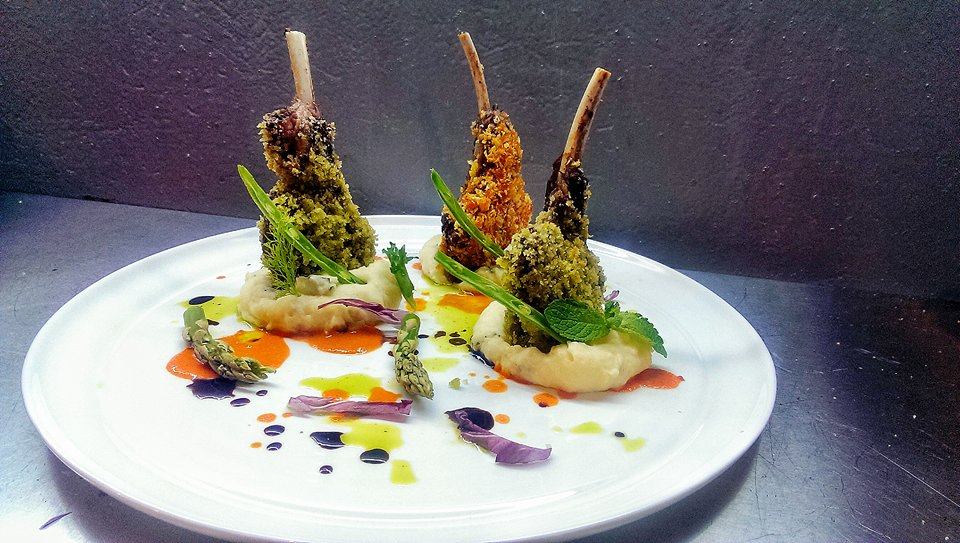 Cotlete de miel in crusta de verdeturi si crusta de ardei copt cu piure de cartofi cu menta