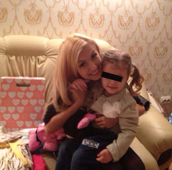 Blonda iubeste foarte mult copiii si voia sa devina mamica, dar Keo nu s-a simtit pregatit pentru rolul de parinte. In fotografie, Andreea apare alaturi de fetita Andreei Antonescu, pe care a botezat-o