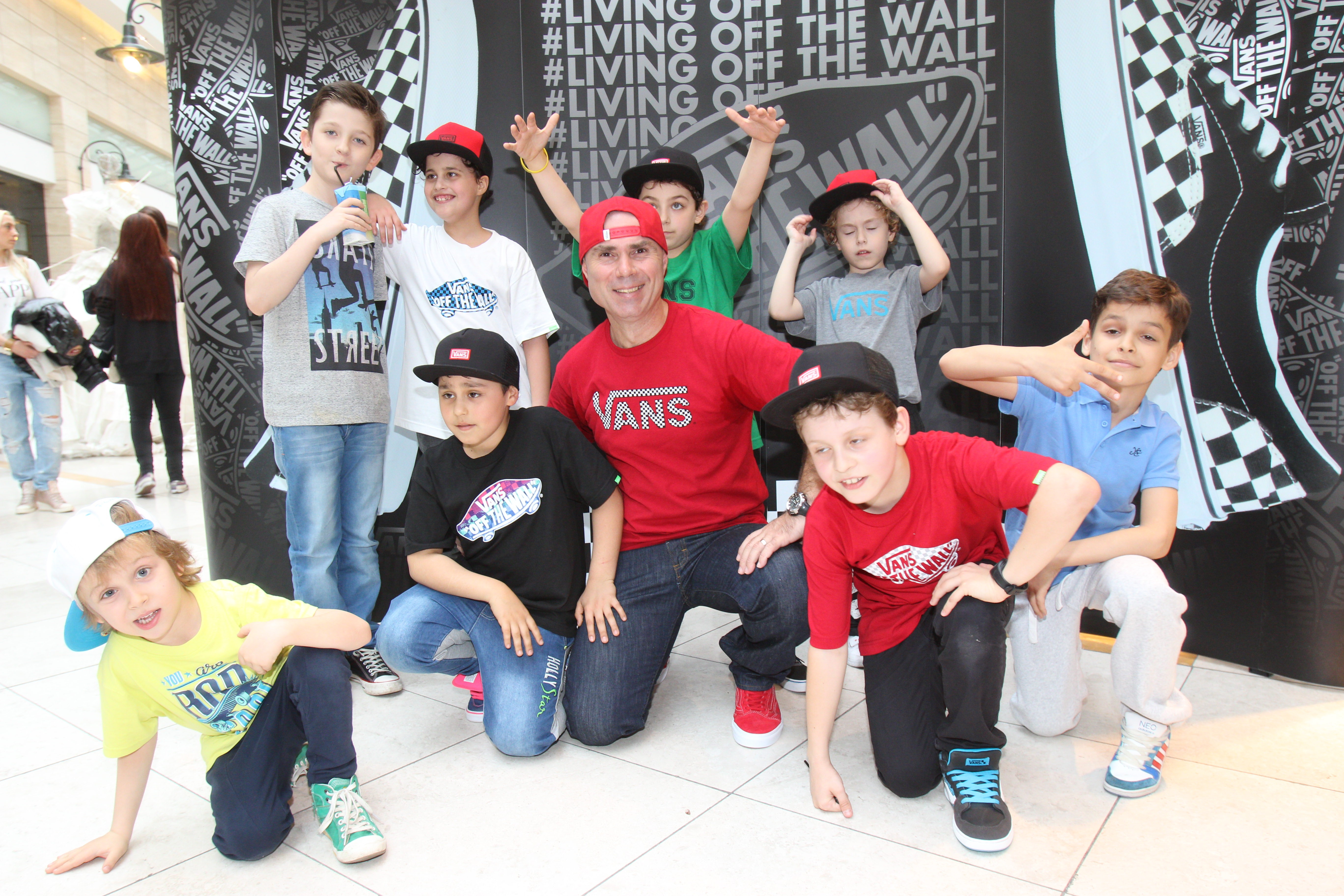 Taz, alaturi de copiii de la scoala sa de dans