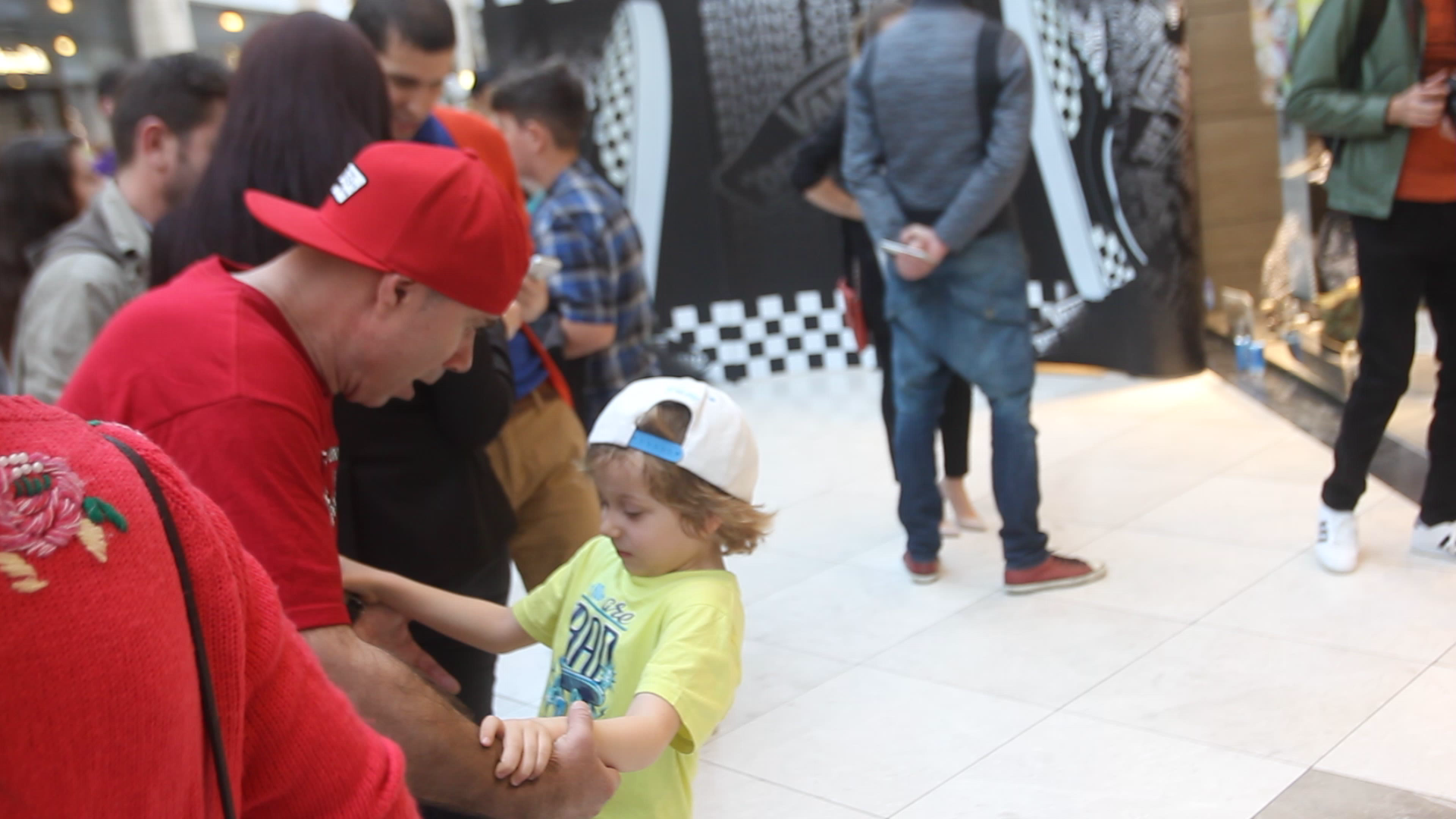 Taz a dansat cateva clipe alaturi de unul dintre baietii de la scoala sa de dans